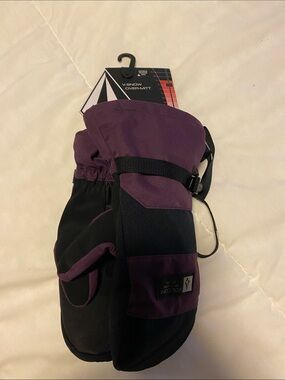 Volcom Women’s Purple and Black Snow Mitts with Strap and Grip